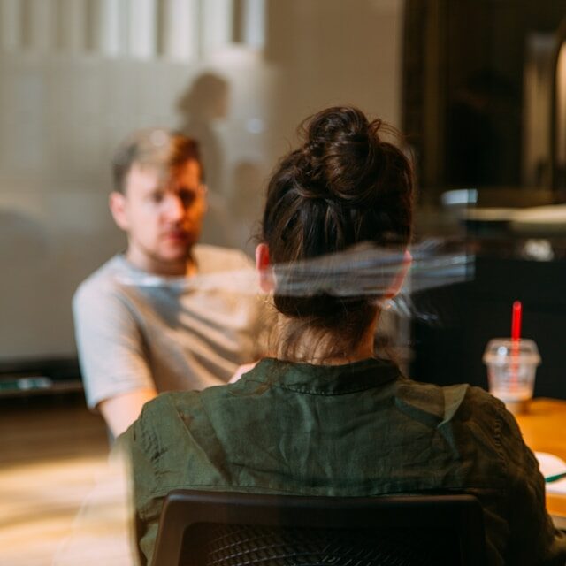 Las muletillas afectan la credibilidad de tu mensaje Imagen de charlesdeluvio tomada de unsplash